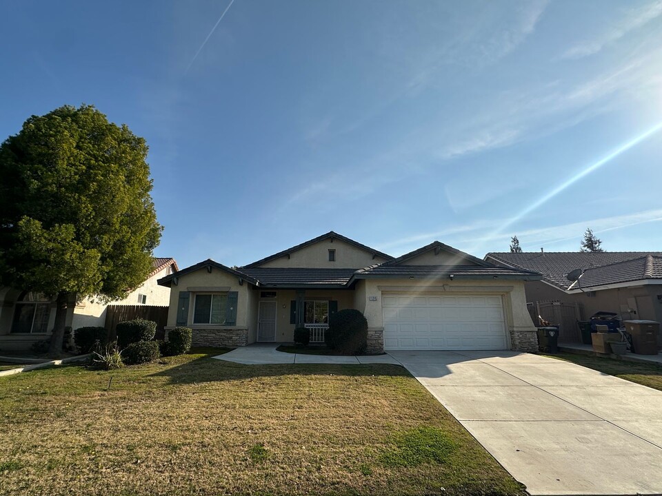 11215 Vista Del Luna Dr in Bakersfield, CA - Building Photo