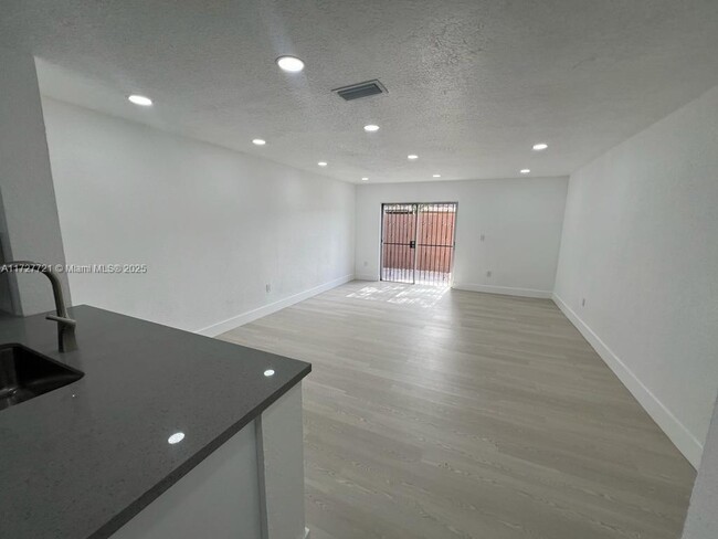 1045 W 36th Pl in Hialeah, FL - Foto de edificio - Building Photo