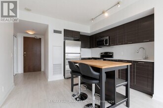 2220-2220 Lake Shore Blvd W in Toronto, ON - Building Photo - Building Photo