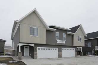 Triangle Townhomes - STUNNING UNITS! in Fargo, ND - Foto de edificio - Building Photo