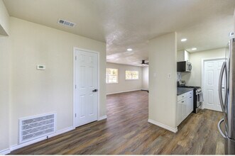 1210 N Natchez Dr in Texas City, TX - Foto de edificio - Building Photo