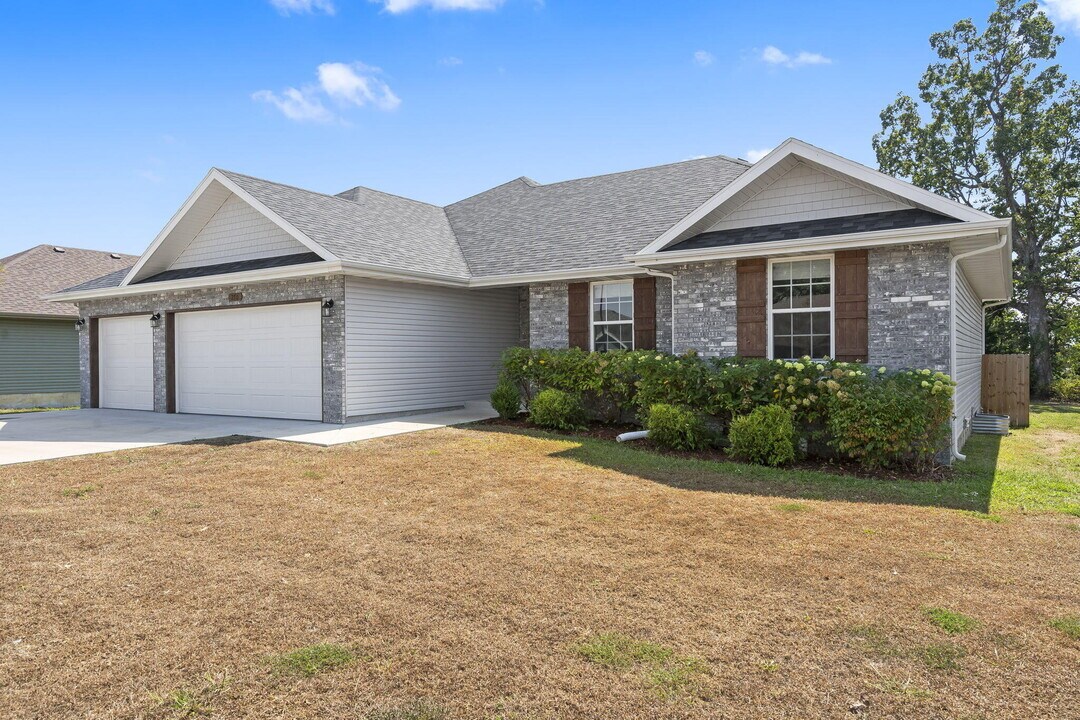 270 Hickory Hills St in Rogersville, MO - Building Photo