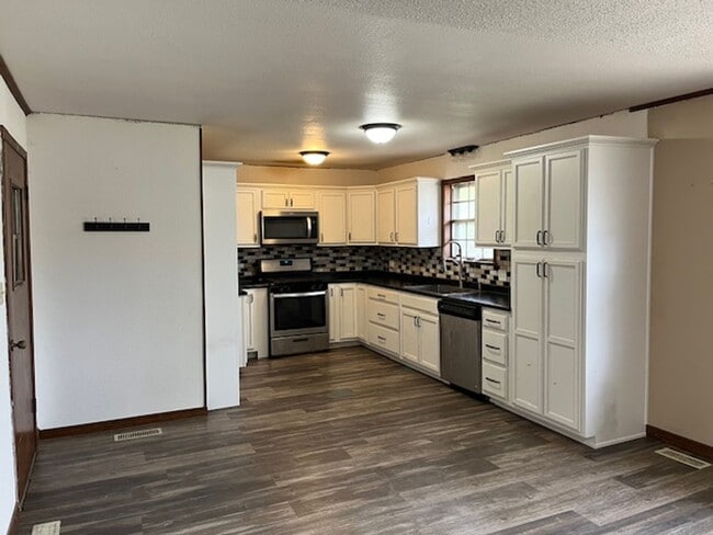 2406 W 3rd Pl in Russellville, AR - Building Photo - Building Photo