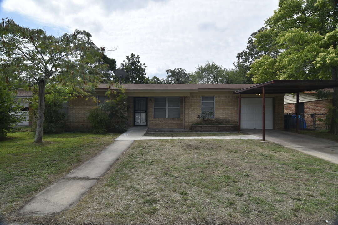 4714 Stoneleigh Dr in San Antonio, TX - Foto de edificio