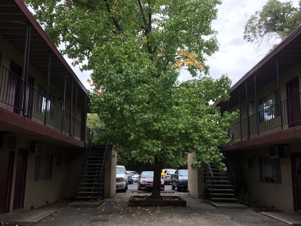 626 W 1st Ave in Chico, CA - Foto de edificio