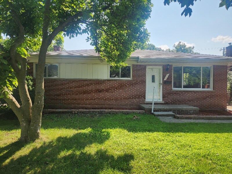 8635 N Evangeline St in Dearborn Heights, MI - Foto de edificio