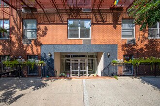 225 W 70th St in New York, NY - Building Photo - Building Photo