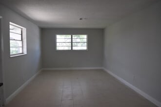 3094 SE Clayton St in Stuart, FL - Building Photo - Building Photo