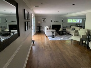 10 Powder Horn Hill Rd in Wilton, CT - Building Photo - Building Photo