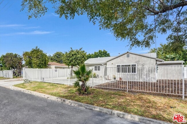18749 Gault St in Los Angeles, CA - Building Photo - Building Photo