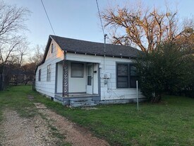 907 N Harrison St in West, TX - Building Photo