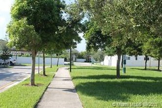 9037 SW 170th Pl-Unit -KENDALL COMMONS in Miami, FL - Foto de edificio - Building Photo