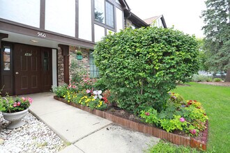 960 Yosemite Trail in Roselle, IL - Foto de edificio - Building Photo