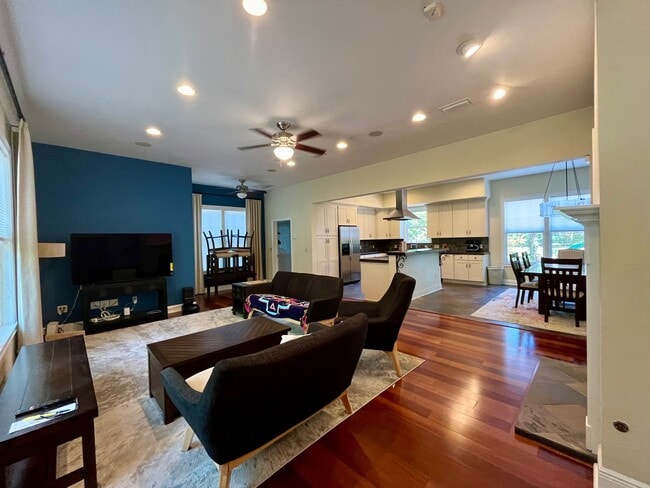 702 NE 11th Ave in Gainesville, FL - Building Photo - Building Photo