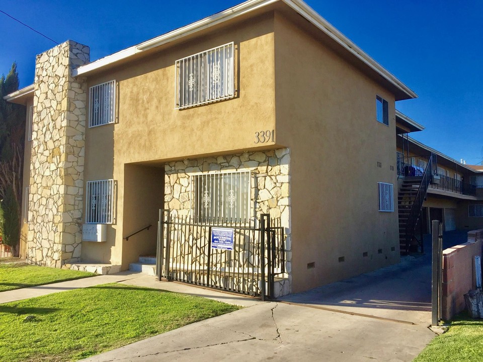 Alma Apartments in Lynwood, CA - Building Photo