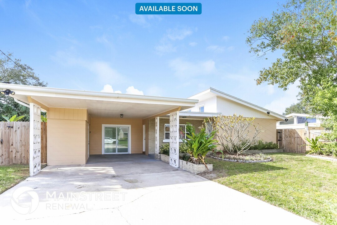 420 Flamingo Dr in Apollo Beach, FL - Building Photo