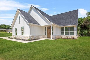 2398 Valley Dr in Brenham, TX - Building Photo