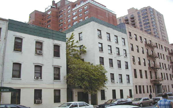 210 E 26th St in New York, NY - Building Photo