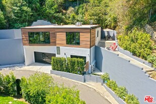 2795 Woodshire Dr in Los Angeles, CA - Building Photo