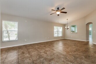 402 Maple Pointe Dr in Seffner, FL - Foto de edificio - Building Photo