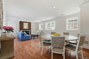 74 Peacock Ln in Locust Valley, NY - Building Photo