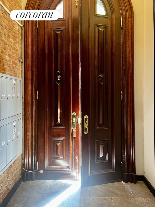 317 W 51st St in New York, NY - Building Photo - Building Photo