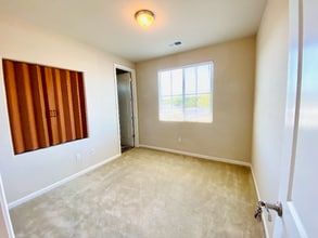 910 Montage Cir in East Palo Alto, CA - Foto de edificio - Building Photo
