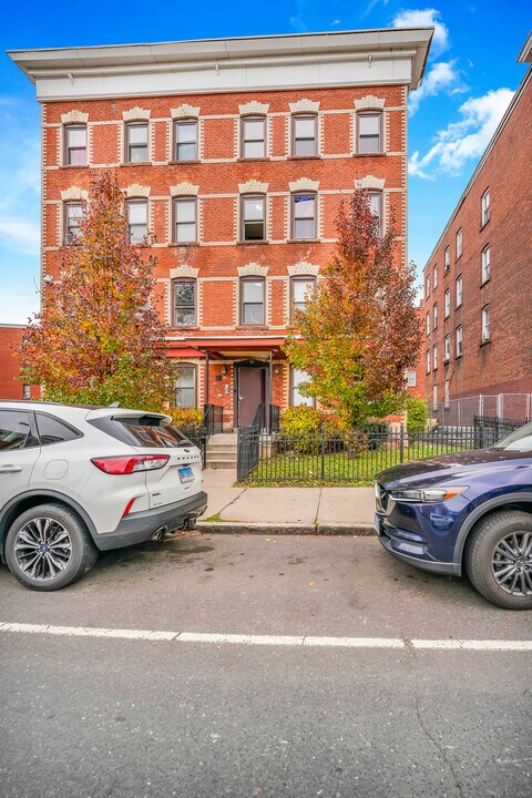 1004 Broad St in Hartford, CT - Building Photo
