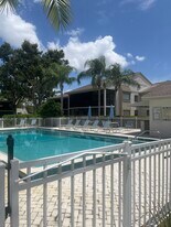 910 Vanderbilt Beach Rd in Naples, FL - Building Photo