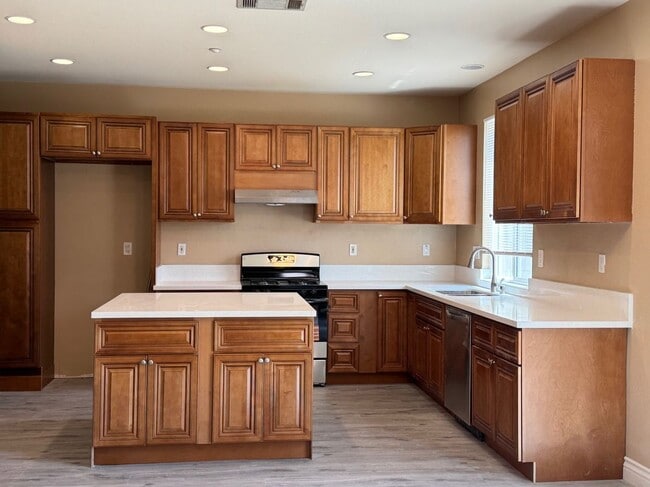 6927 Tailwind Ln in Fontana, CA - Building Photo - Building Photo