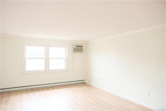 6321 W Quaker St in Orchard Park, NY - Building Photo - Building Photo