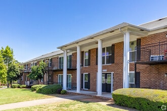 University Oaks in Athens, GA - Foto de edificio - Building Photo