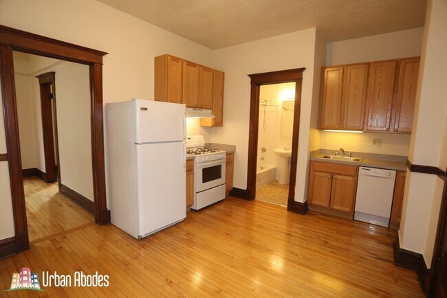3825 N Damen Ave, Unit 2 in Chicago, IL - Foto de edificio - Building Photo