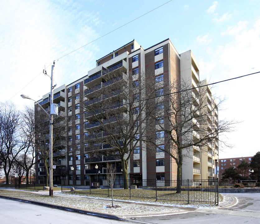 5 Frith Rd in Toronto, ON - Building Photo