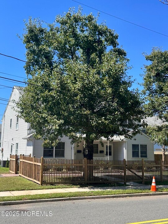 32 Broad St in Matawan, NJ - Building Photo