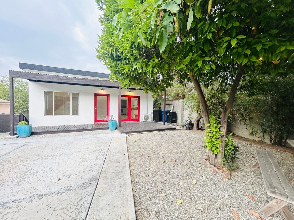 4917 Buchanan St in Los Angeles, CA - Building Photo