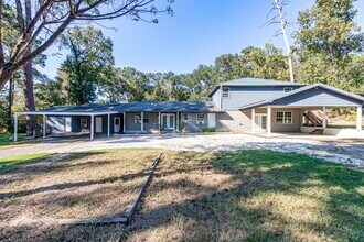 229 Bishop St in Livingston, TX - Foto de edificio - Building Photo