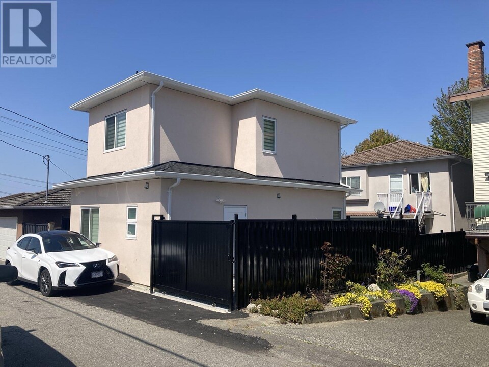 2956 E 16th Ave in Vancouver, BC - Building Photo
