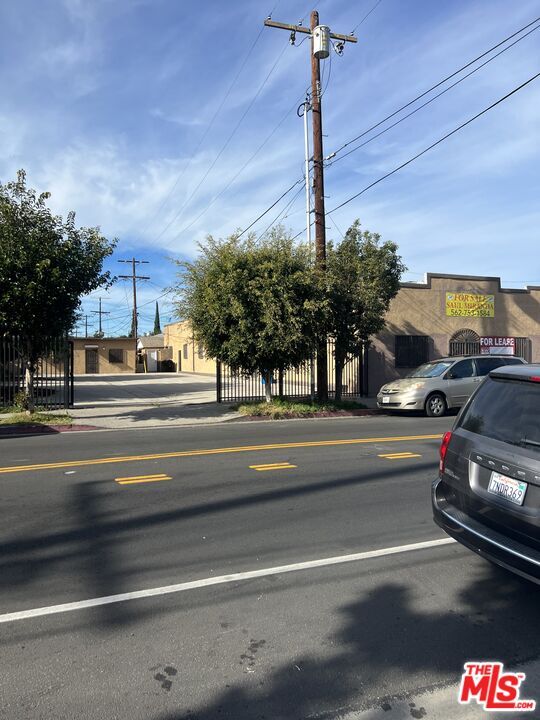 6617 San Pedro St in Los Angeles, CA - Foto de edificio - Building Photo