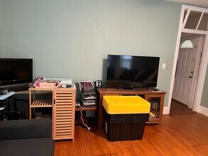 13 Oakdale St, Unit 1 in Boston, MA - Building Photo - Building Photo