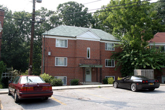 8208 Houston Ct in Takoma Park, MD - Foto de edificio - Building Photo