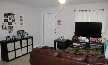4405 Thomasson Ln, Unit 1 in Naples, FL - Building Photo - Building Photo