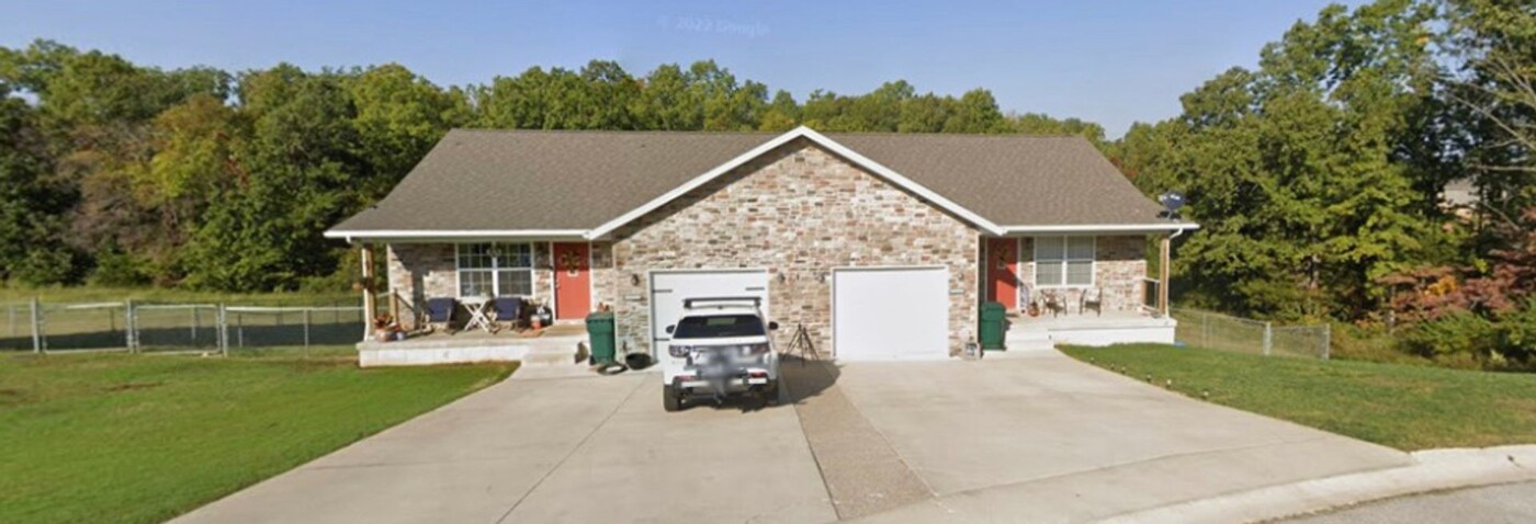 16363 Holy Cross Ln in St. Robert, MO - Building Photo