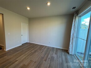 5616 Axil Ln in Charlotte, NC - Foto de edificio - Building Photo