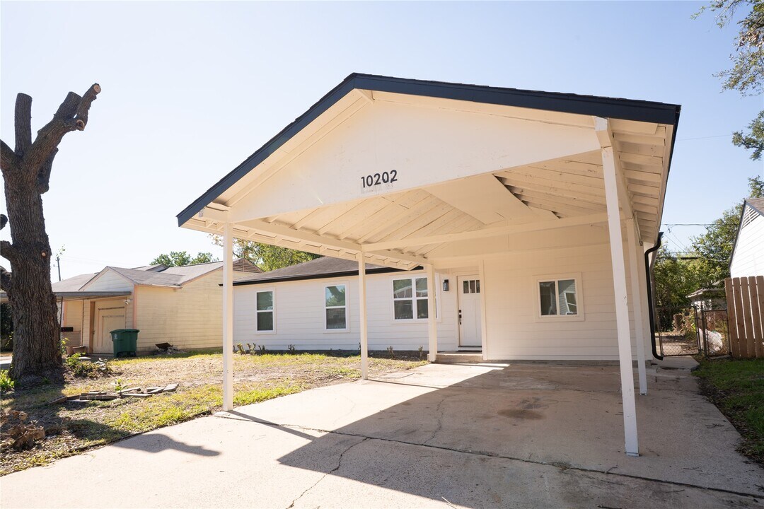 10202 Cathedral Dr in Houston, TX - Building Photo