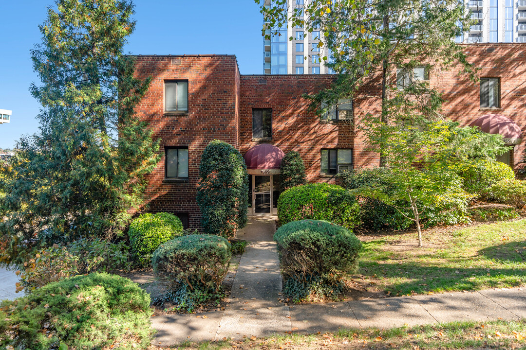 Georgetown Vista in Arlington, VA - Building Photo