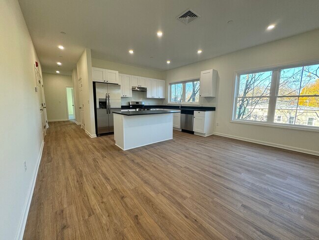 35 W Main St in Southington, CT - Building Photo - Building Photo