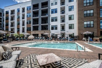 101 W Morehead St, Unit B2 in Charlotte, NC - Building Photo - Building Photo