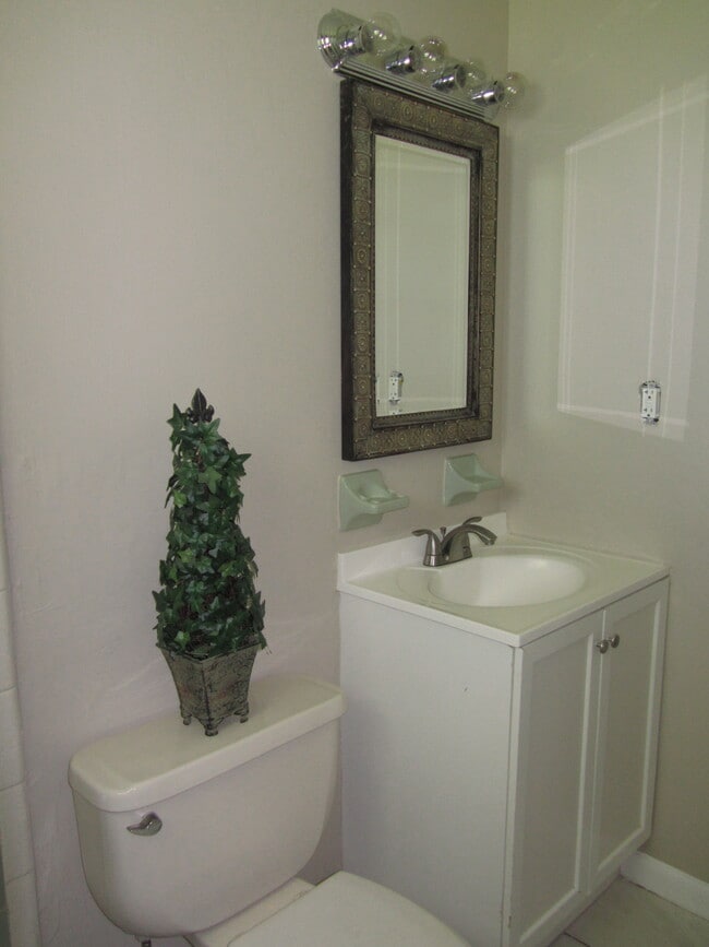 408 Morgan Cir S in Lehigh Acres, FL - Building Photo - Building Photo