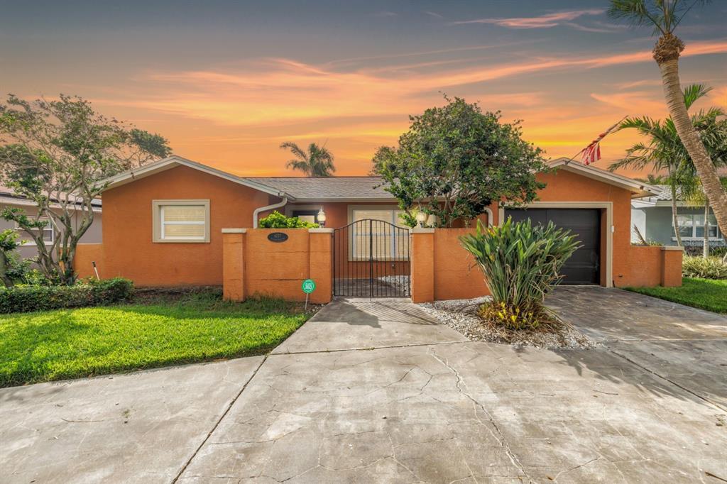 4037 Overlook Dr NE in St. Petersburg, FL - Building Photo